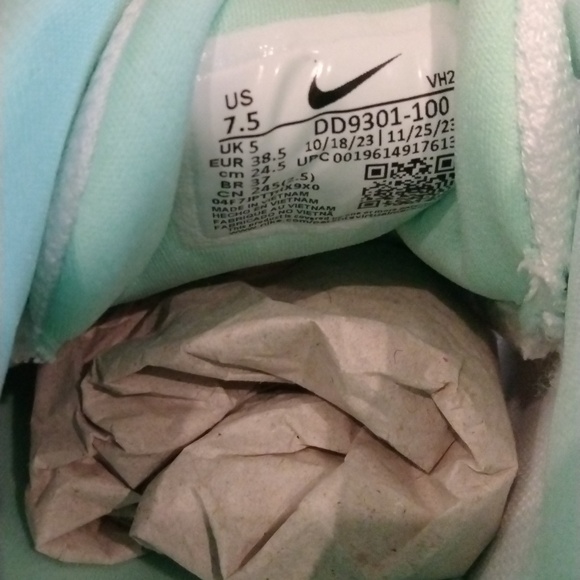 NWT Renew Nike Sneakers - Picture 9 of 9